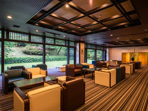 【山庭ラウンジ】久遠の象徴的なラウンジ。四季の移ろいを眺める寛ぎの時間を。