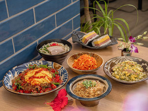 朝食ビュッフェ|ポークたまごおにぎり、沖縄そば、タコライスなどの沖縄料理。