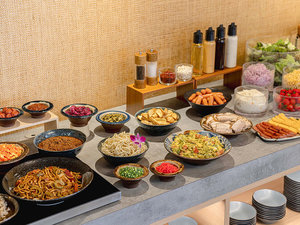 朝食ビュッフェ|県産食材をふんだんに取り入れ、和洋さまざまなメニューをご用意。
