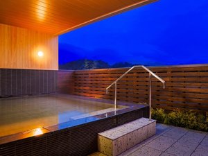 露天風呂は源泉かけ流し。関金温泉のラジウム泉を存分にお楽しみいただけます♪