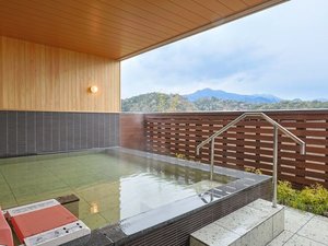 露天風呂にはバスリフトが設置可能。露天風呂からは蒜山三座と大山の眺めを楽しめます