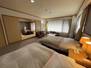 【本館和洋室(ツインベッド+和室10畳)】禁煙、温泉浴室・トイレ・洗面付き