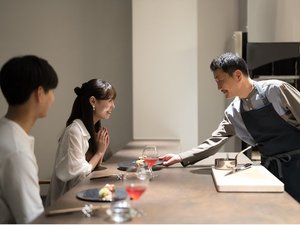 【ご夕食】シェフとの会話を楽しむオープンキッチンレストラン