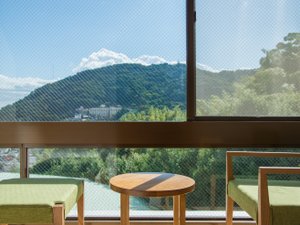 和洋室ツインルームからは自然が一望いただけます。