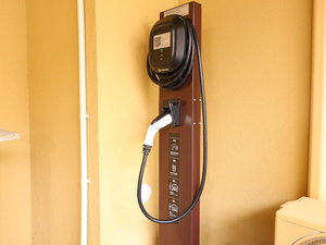 電気自動車の充電器を1台ご用意しております