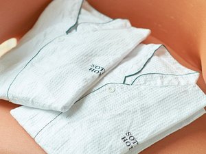 ワッフル地のセパレートパジャマをロビーでご用意