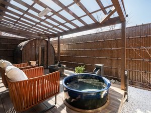 全客室に露天風呂・サウナ・水風呂を完備。広々としたテラス。雨の日でもお楽しみいただけます。