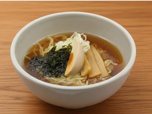 【夜鳴きそば】ハーフサイズの醤油ラーメン(無料サービス)