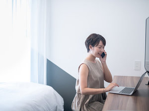 各客室にはパソコンなどを広げられるデスクが配置されています。