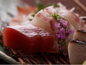 四季折々、厳選された旬の魚介類をお造りで ※料理一例