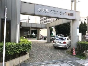 立体駐車場に入らないお車は正面の平面駐車場をご案内いたします(5台のみ、大型車は不可)