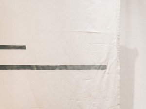 【スイートルーム 直線】入り口の暖簾には、部屋名のモチーフとなる直線のマークが描かれています