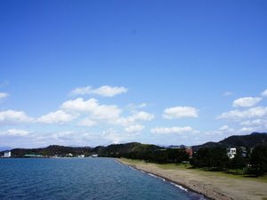 【松原水泳場】松並木が美しい琵琶湖国定公園内にある、約1kmにわたって続く遠浅のビーチ。