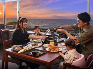 夕焼けを背景にファミリーで楽しくお食事♪