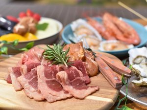 お肉は牛リブロース、豚肩ロース、ジャークチキンの3種をご用意しております。
