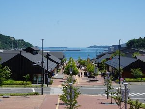 女川駅から海へまっすぐ伸びるレンガ道。お買い物も景色も楽しめます。