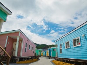 部屋数63室は国内唯一の規模!外観は可愛いパステルカラーで統一しています。