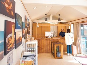 フロント棟でのチェックイン風景。木の温もりある空間で旅の始まりを。