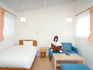 シングルルームでの滞在イメージ。ひとり時間を心地よく楽しめます。