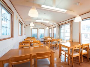 明るく開放感のある食事棟。レンジやフードコーナーをご用意しております。