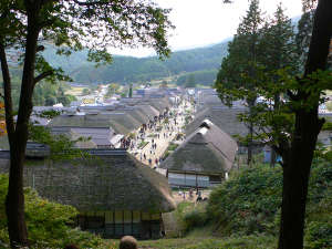 【大内宿】湯野上温泉から車で約15分。茅葺の屋根の建物が並ぶ宿場町です。 