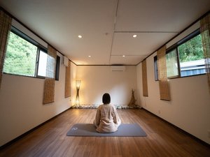 誘 -izanai-朝の神聖な空気を深く吸い込み、心と身体の声に向き合うことができます