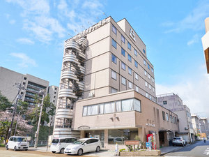 ・【外観】JR福井駅西口から徒歩約8分。福井市中心部に位置し、ビジネス利用や観光利用に最適な宿です。