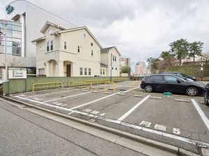 ・【駐車場】当館の駐車場は1泊500円にてご利用可能です。月極1〜12番がホテルの駐車場となります