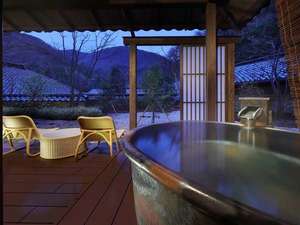 【露天風呂付 和室12畳】萬国屋自慢の湯を気兼ねなくお部屋の露天風呂でお愉しみください。