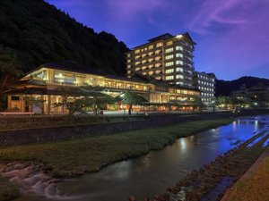 【外観】三百年間守り続けられている萬国屋のおもてなしの心で旅のひとときを演出いたします。