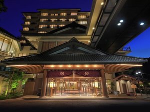 【外観】黒瓦屋根の玄関でお迎えいたします。