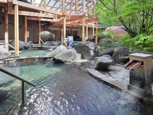 【1階 庭園大露天風呂・さくらの湯】自然に抱かれながら源泉掛け流しの湯をお愉しみください。