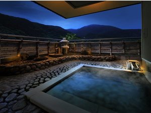 【ロイヤルスイート】夜も気兼ねなくお部屋の露天風呂でお愉しみください。