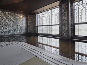 【男性大浴場】窓にはアイアンフレームを施したアールデコスタイルの大浴場※ご移動には階段がございます