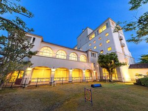 ライトアップされた庭など夜の雰囲気も最高!