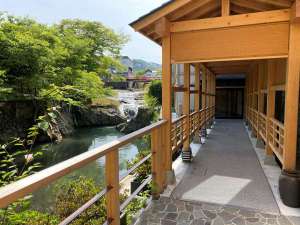 水の語り部通路から桂川の眺望