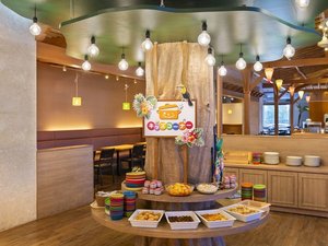 キッズビュッフェ お子さまの背丈に合わせたビュッフェ台。お子さまも自分で選んで楽しめます。