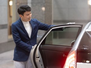 お車でお越しの場合、お連れ様はロビーでお待ちいただけます