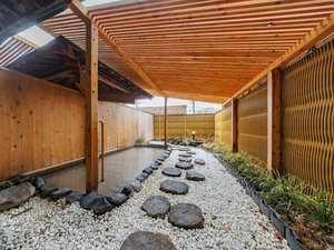 露天風呂:落ち着いた和の空間でゆったり温泉を満喫