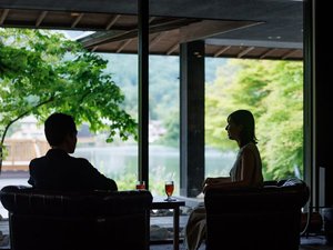 日常の喧騒を忘れ、ゆったりと流れる時間の中で、心ゆくまでおくつろぎください。
