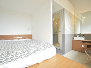 土間と木張りの小上がりのある和テイストの部屋です。