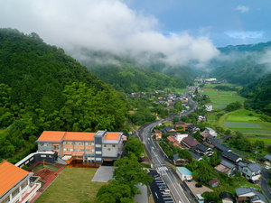 緑の山々に囲まれた施設