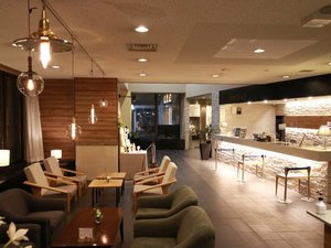 ランプの明かりに照らされたロビー