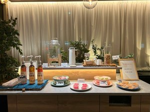 ロビーではウェルカムバーをご用意。お菓子やドリンクをどうぞ♪