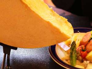 草津温泉 ホテル櫻井：【夕食／バイキング】ラクレットチーズ　※イメージ