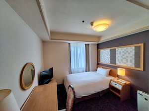 喫煙スタンダードシングル一例■約12�u■シモンズ社製ベッド120cm(客室により内装・調度異なります)
