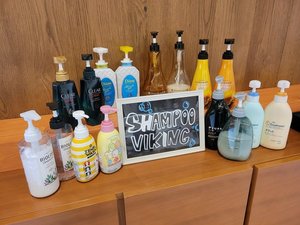《大浴場》ロビーにはシャンプーバイキングがございます。お好きなものをお選びくださいませ。