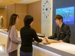 フロントでチェックイン!館内や周辺の情報などはお気軽にお聞きください。