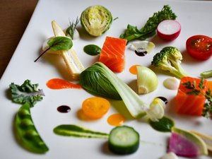 旬をむかえる食材が繰り広げる彩り豊かな一皿。春の創作料理コースより