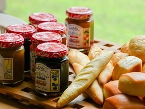 朝食ビュッフェでは、パンの種類も豊富にご用意しています。お好みのジャムでどうぞ!